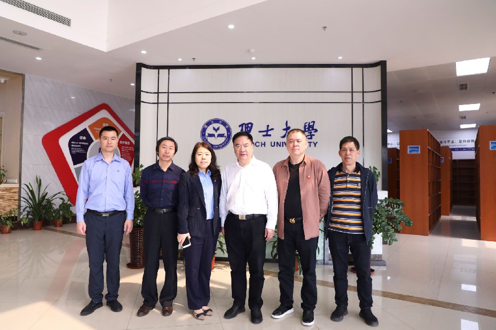 美國(guó)華人總商會(huì)會(huì)長(zhǎng)程遠(yuǎn)蒞臨理士國(guó)際參觀